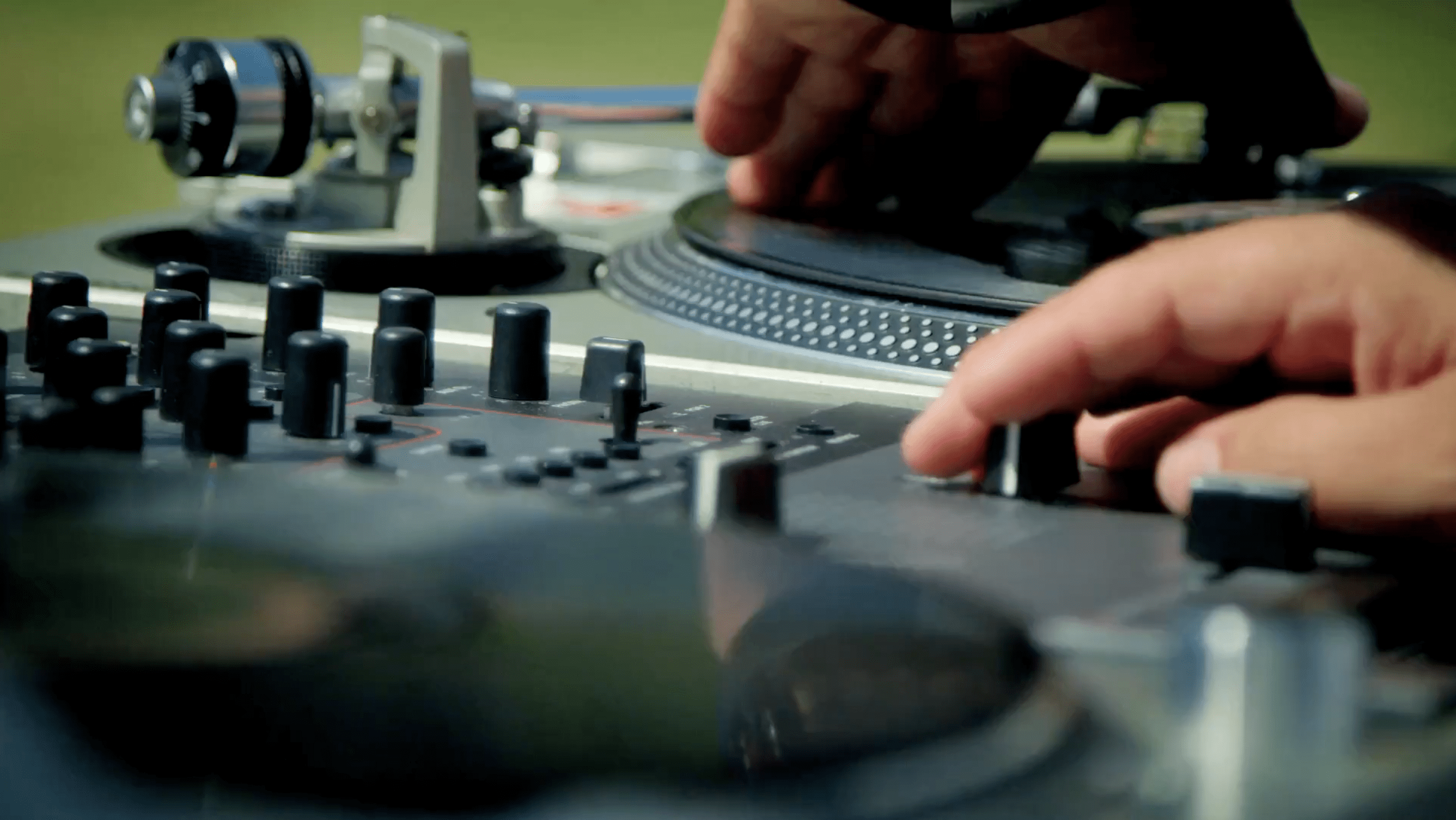 DJ turn table mixing